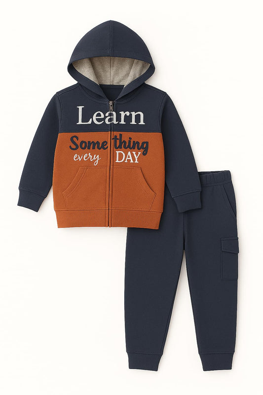 Street Monkey - Tuta Sportiva per Bambini con Felpa con Cappuccio 'Learn Something Every Day', Due Pezzi, Blu Navy e Arancione